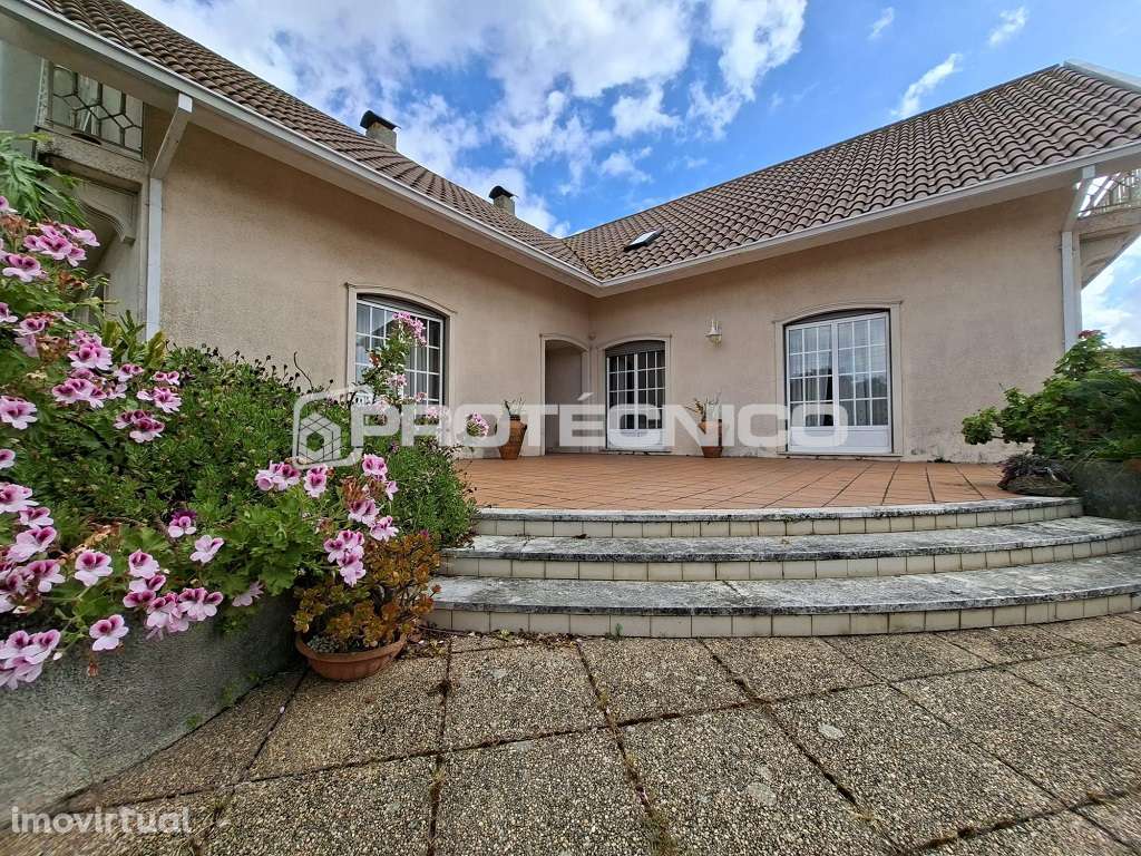 Moradia T6: Conforto e Versatilidade com Jardim e Garagem - Grande imagem: 3/45