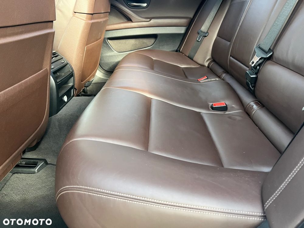 BMW Seria 5 550i xDrive - 26