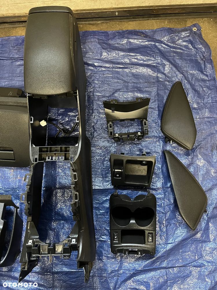 Nissan Qashqai II J11 TUNEL PODŁOKIETNIK UCHWYT NA KUBKI BOCZEK TUNELU SKÓRA  96966 4EA1A 96992 4EH0A  969RK 969RJ CENY W OPISIE 68510 4EH0A  96966 4EA1A 969XC 4EH0A 68104 4EH0A 96992 4EH0A  969RK 969RJ 84997 4EA0A 68520 4EA0A - 2