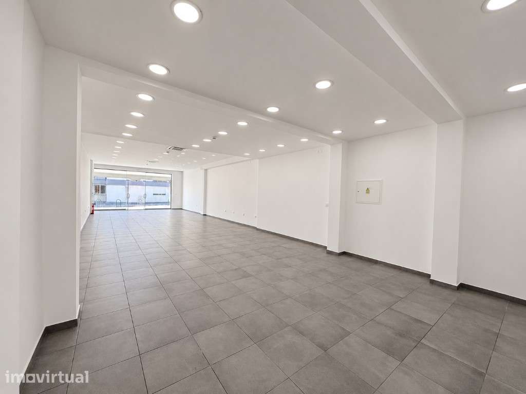 Loja totalmente renovada no centro da Parede - Excelente visibilidade! - Grande imagem: 4/7