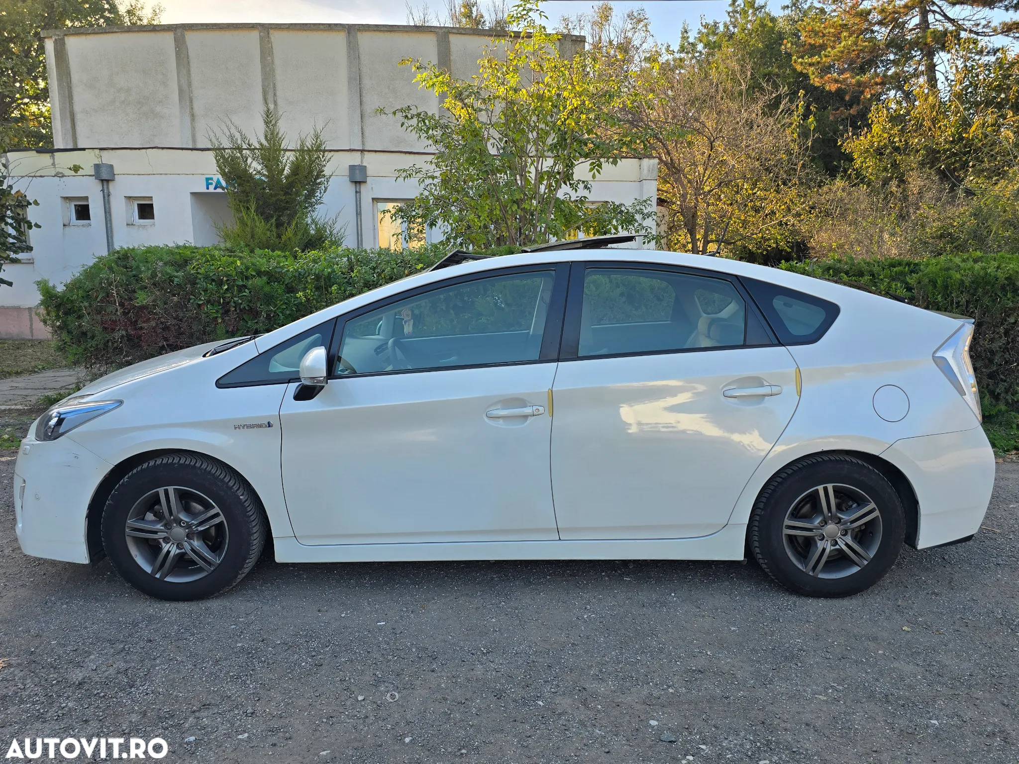 Toyota Prius (Hybrid) - 3