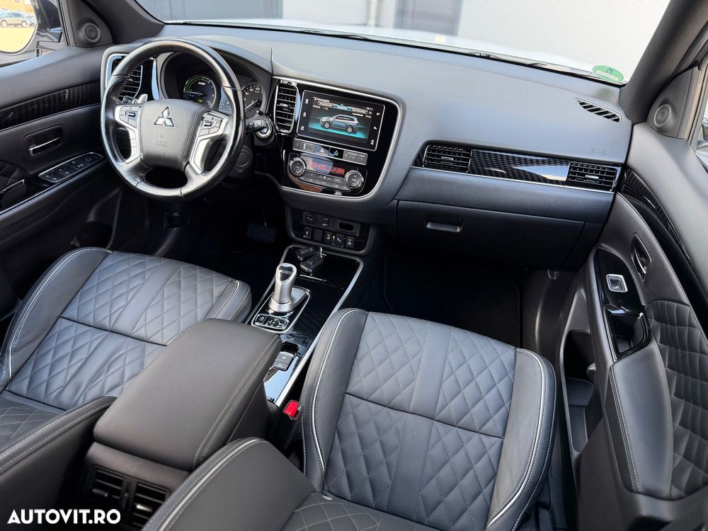 Mitsubishi Outlander ver-2-4-4wd-plug--in-hybrid-top - 16