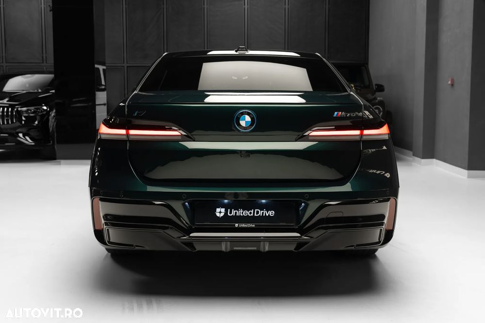 BMW i7 - 32