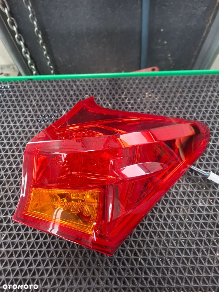 TOYOTA AURIS E18 1.8 HYBRYDA HB LAMPA PRAWY TYL - 1