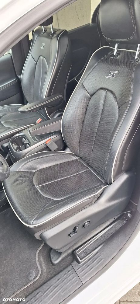 Chrysler Pacifica - 17