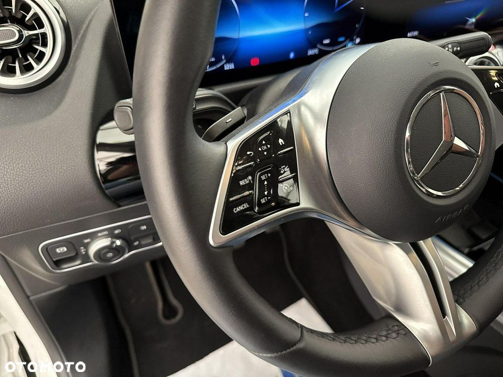 Mercedes-Benz GLA - 24