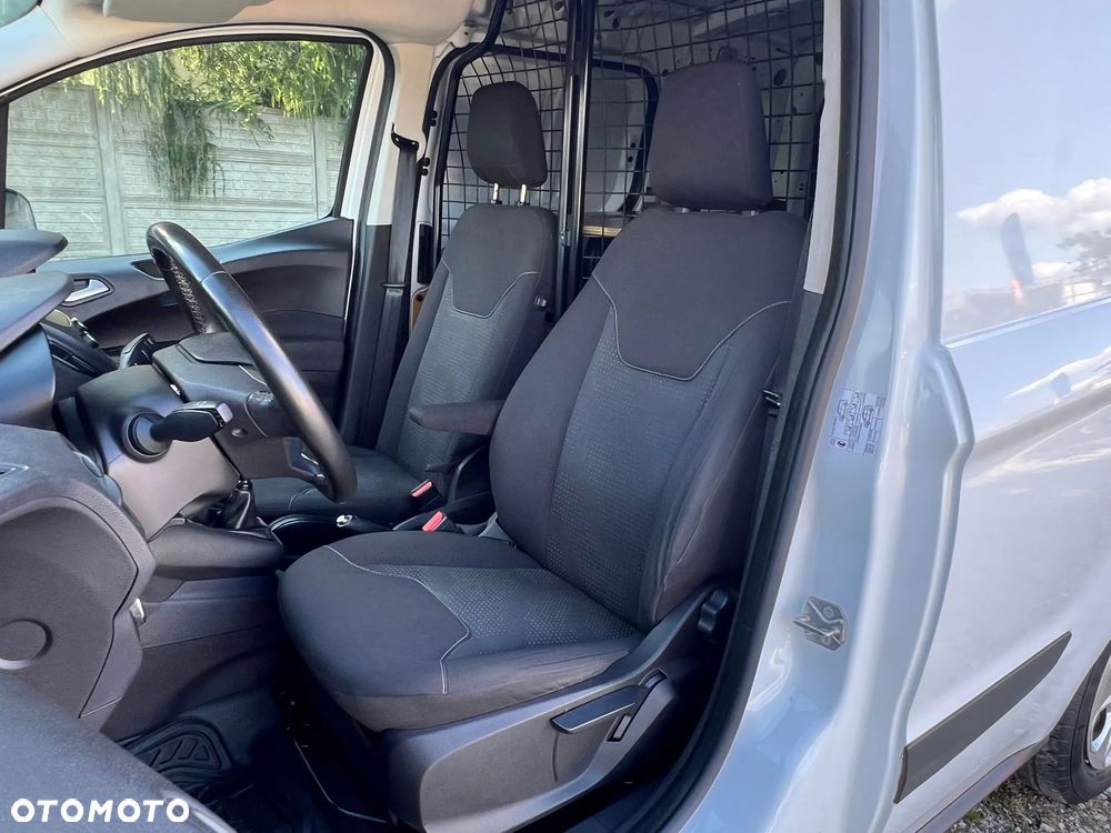 Ford Transit Courier - 23