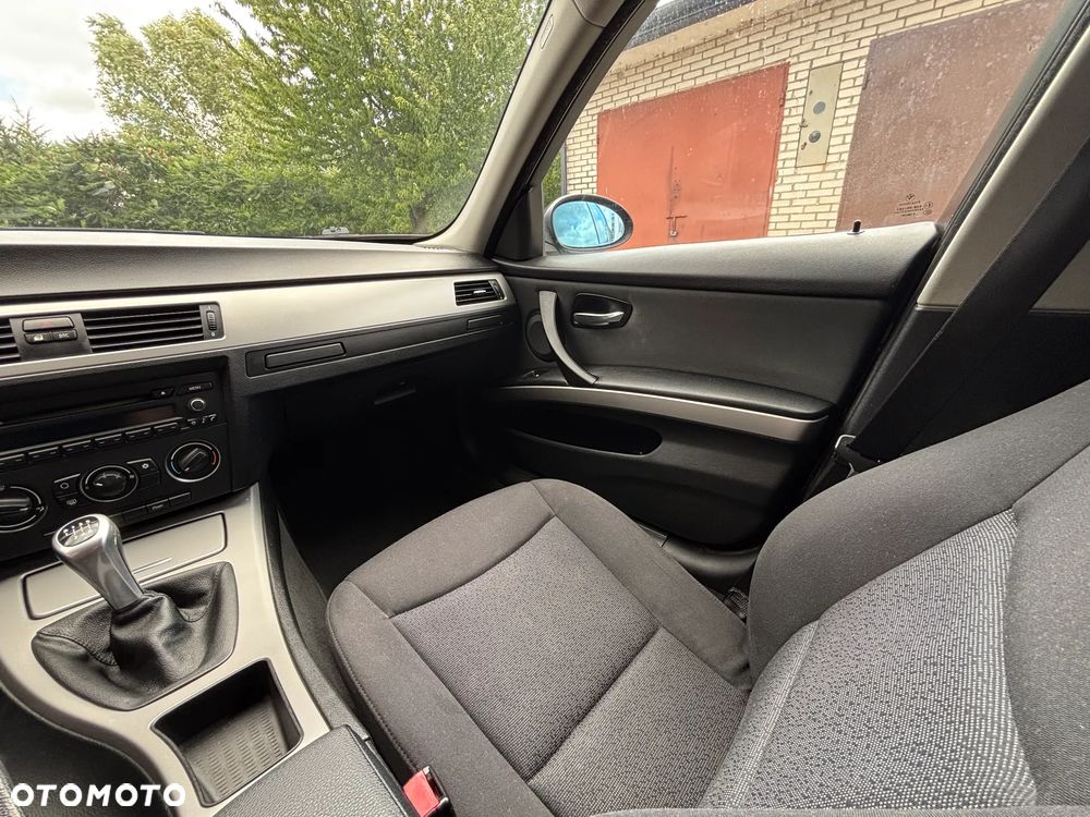 BMW Seria 3 318i - 27