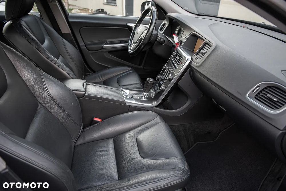 Volvo V60 D5 AWD Momentum - 21