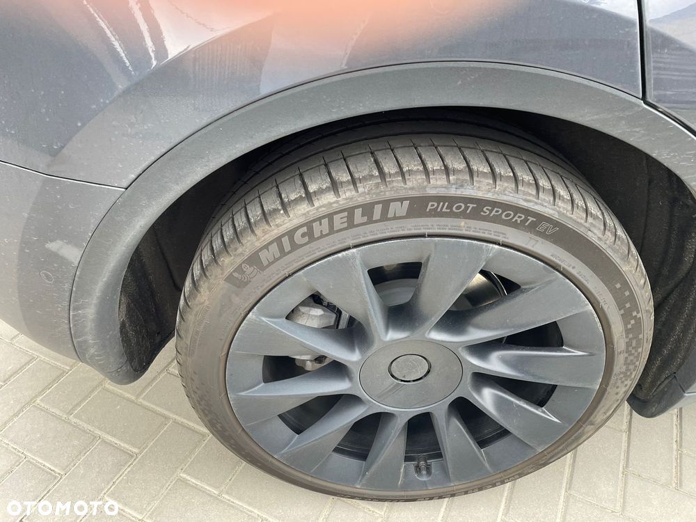 Tesla Y Long Range AWD - 16