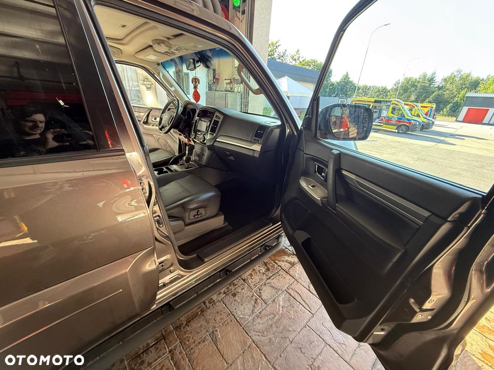 Mitsubishi Pajero - 28