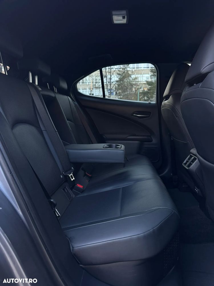 Lexus UX 250h FWD Executive - 14