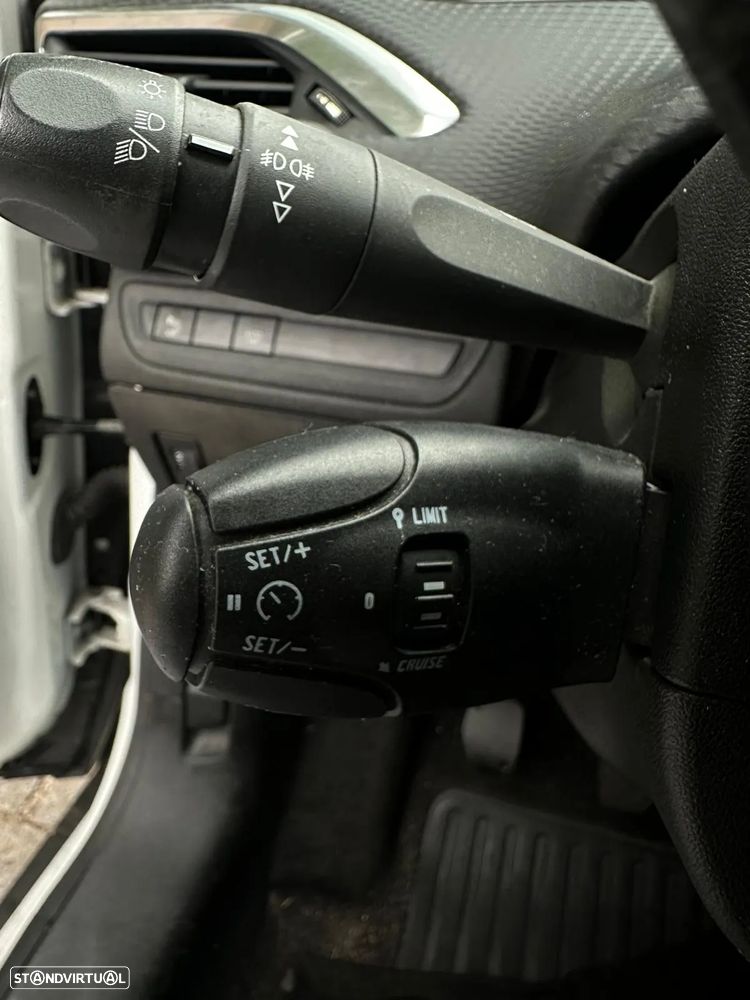 Peugeot 2008 1.2 PureTech Style - 6