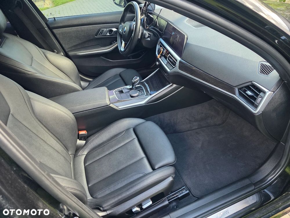 BMW Seria 3 330i Sport - 11