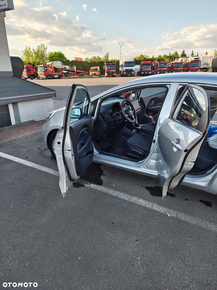 Kia Rio 1.2 L - 11