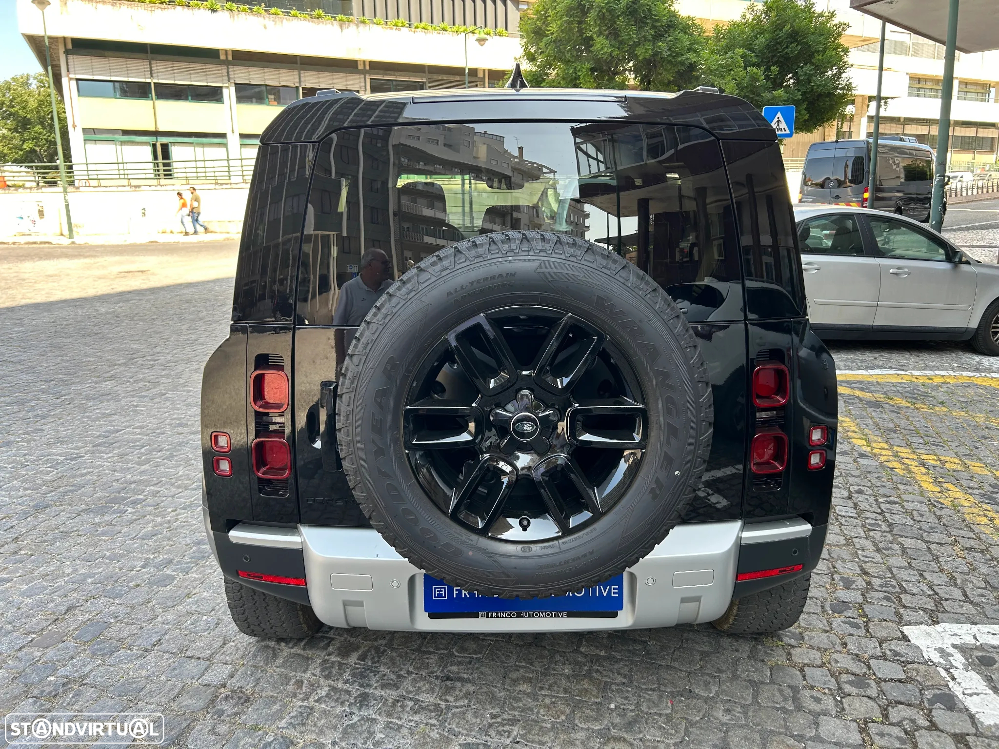Land Rover Defender 2.0 P300e 110 AWD S - 4
