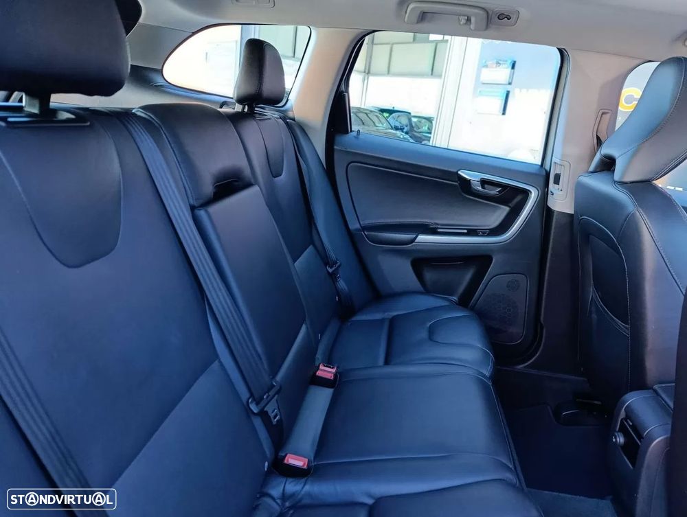 Volvo XC 60 2.0 D4 Momentum Geartronic - 19