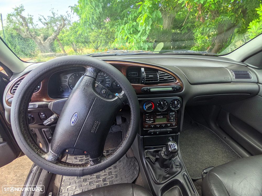 Ford Mondeo 2.0i Ghia - 11