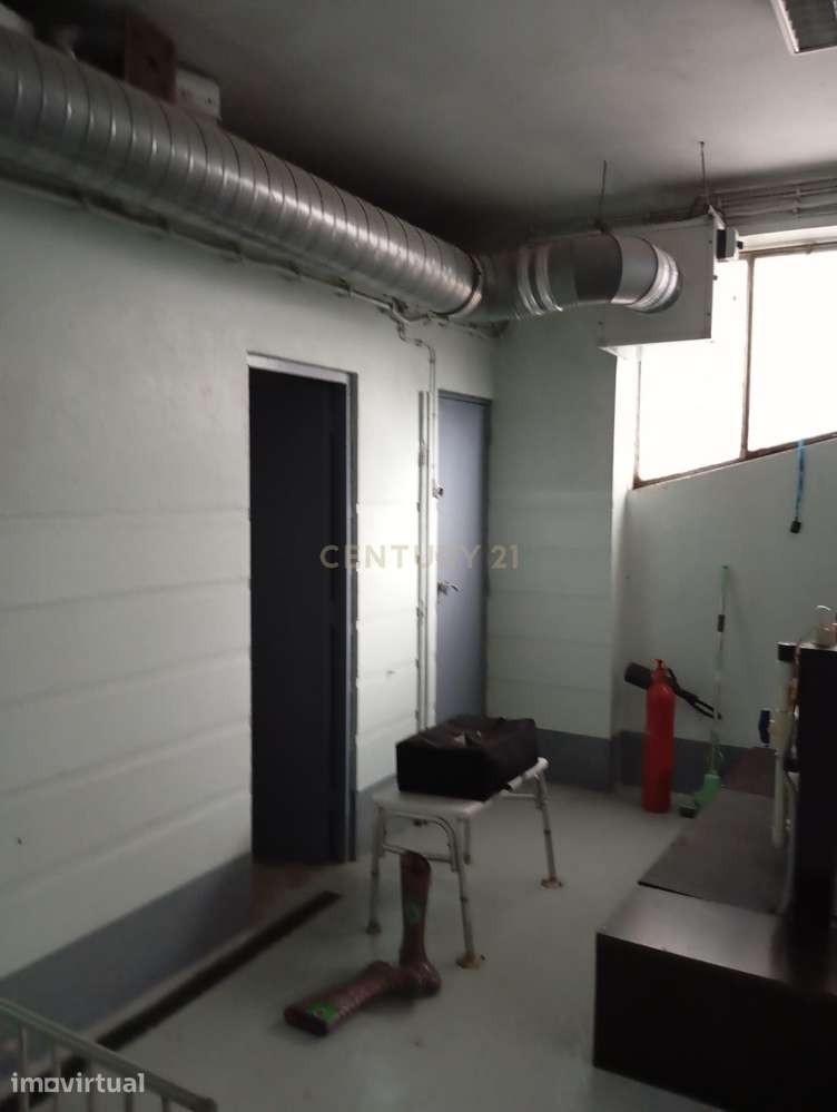 Vende-se Espaço Comercial + Garagem com 10 Lugares - Grande imagem: 3/7