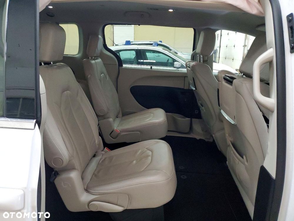 Chrysler Pacifica - 11