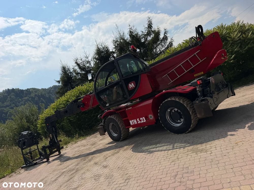 Magni RTH 5.23 SH-D/C Ładowarka teleskopowa Obrotowa roto 23 metry wysuw. 5 ton Udźwig. Wciagarka Hydrauliczna 5 ton. Pilot zdalnie sterowana. DEUTZ Silnik 145 KM. Jak Nowa Z Norwegii 2019 rok. 3200 mtg. Serwisy DEKRA TUV aktualne. Full Wypas. Klima stabilizatory 2 osie. Pilot. Maszyna z Norweskiej Upadłośći. Stan maszyny nie różni się od nowej z Salonu! Zero luzów na wszystkich siłownikach i podzespołach. ani deka wycieków. OKAZJA. Pełna Dokumentacja - 4