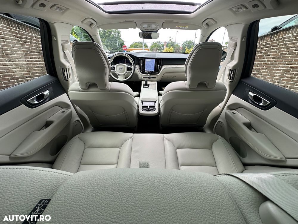 Volvo XC 60 B4 MHEV AT AWD Ultimate Dark - 19