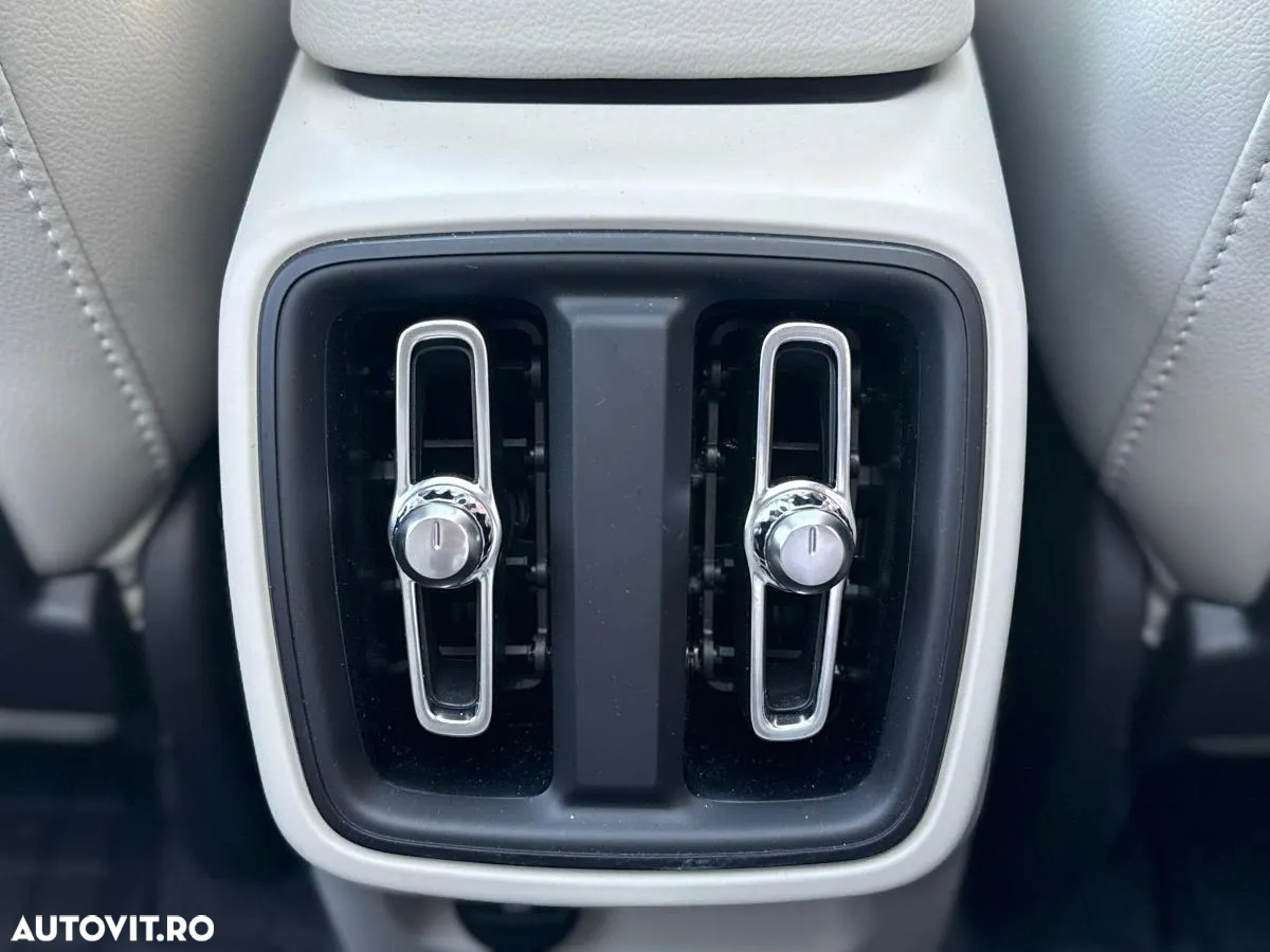 Volvo XC 40 B4 AT8 Mild Hybrid Momentum Pro - 26