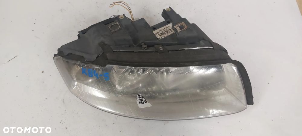 .  PRZOD PRZEDNIA LAMPA PRAWA AUDI A4 B6 - 2