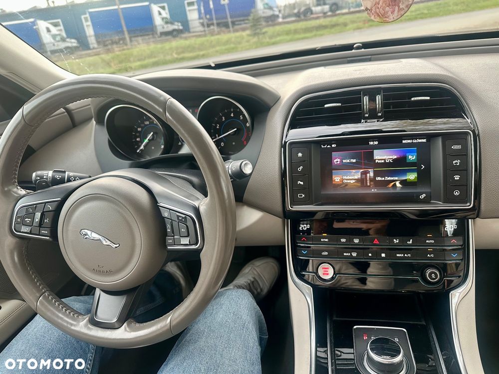 Jaguar XE 2.0 T Prestige - 13