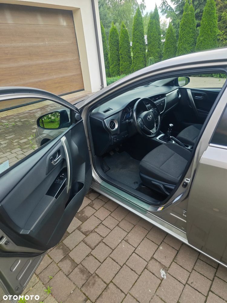 Toyota Auris 1.6 Premium - 18
