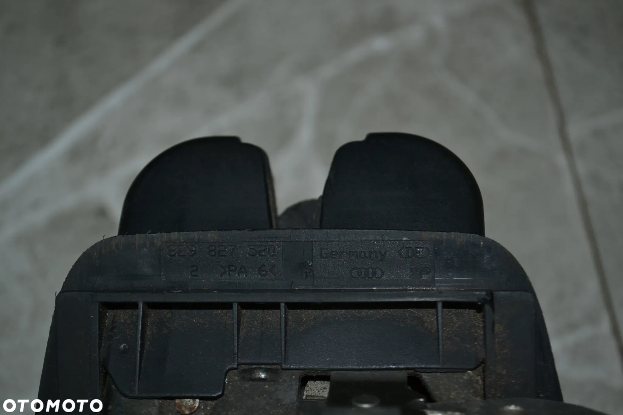 AUDI A4 B6 KOMBI ZAMEK KLAPY BAGAŻNIKA 8E9827520 - 3