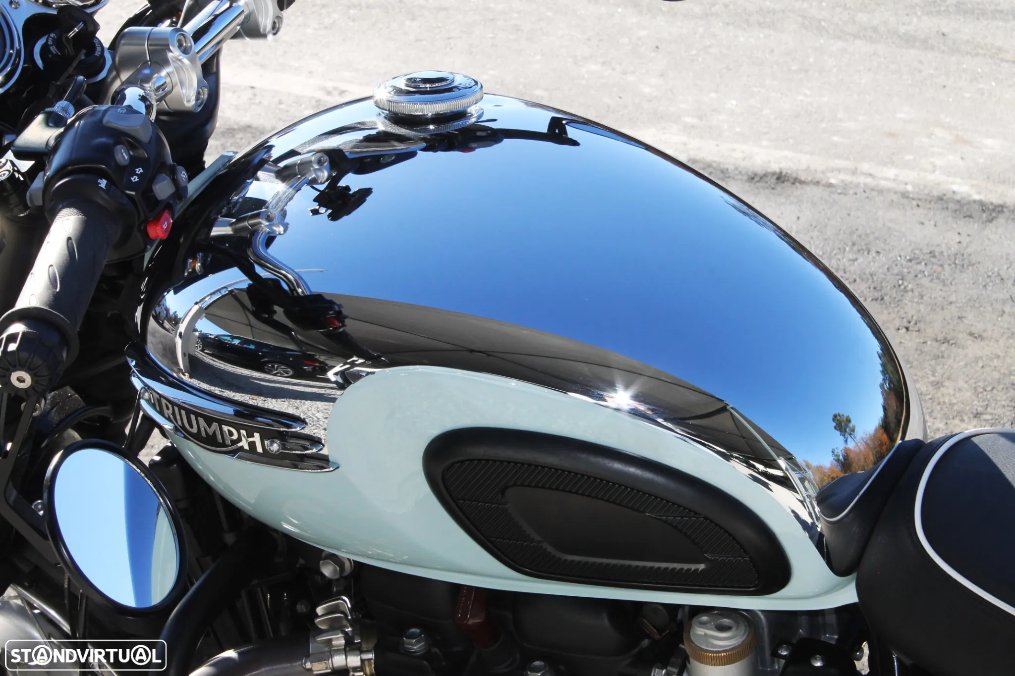 Triumph Bonneville Chrome Edition-Custom - 26