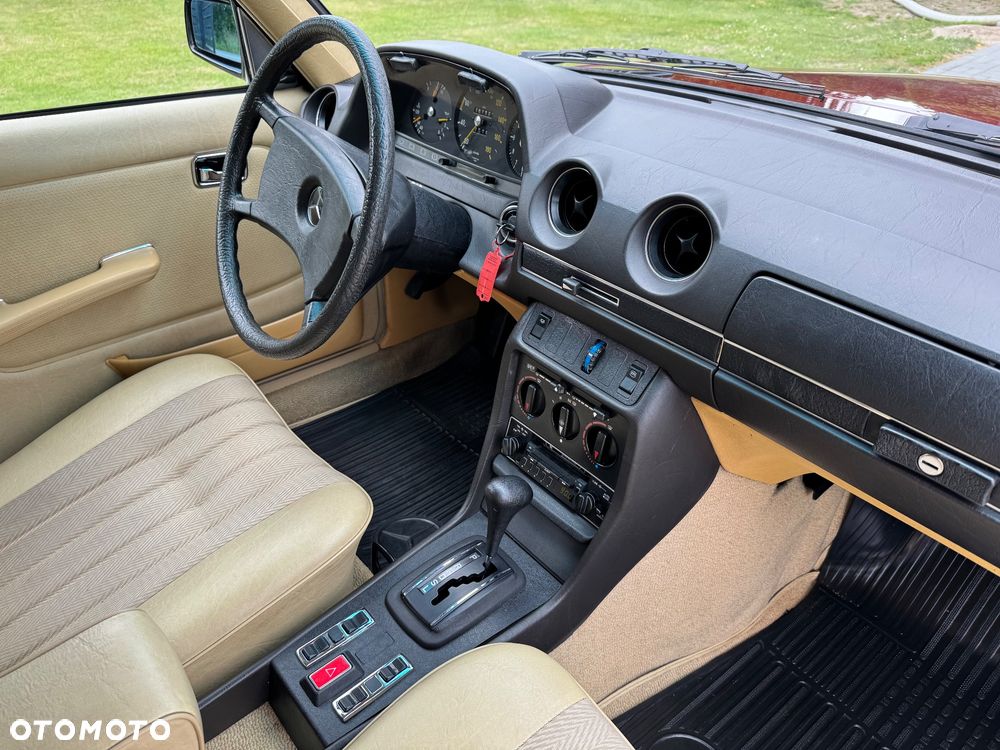 Mercedes-Benz W123 - 35