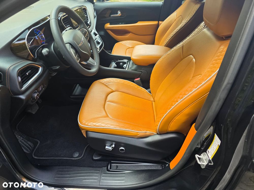 Chrysler Pacifica - 11