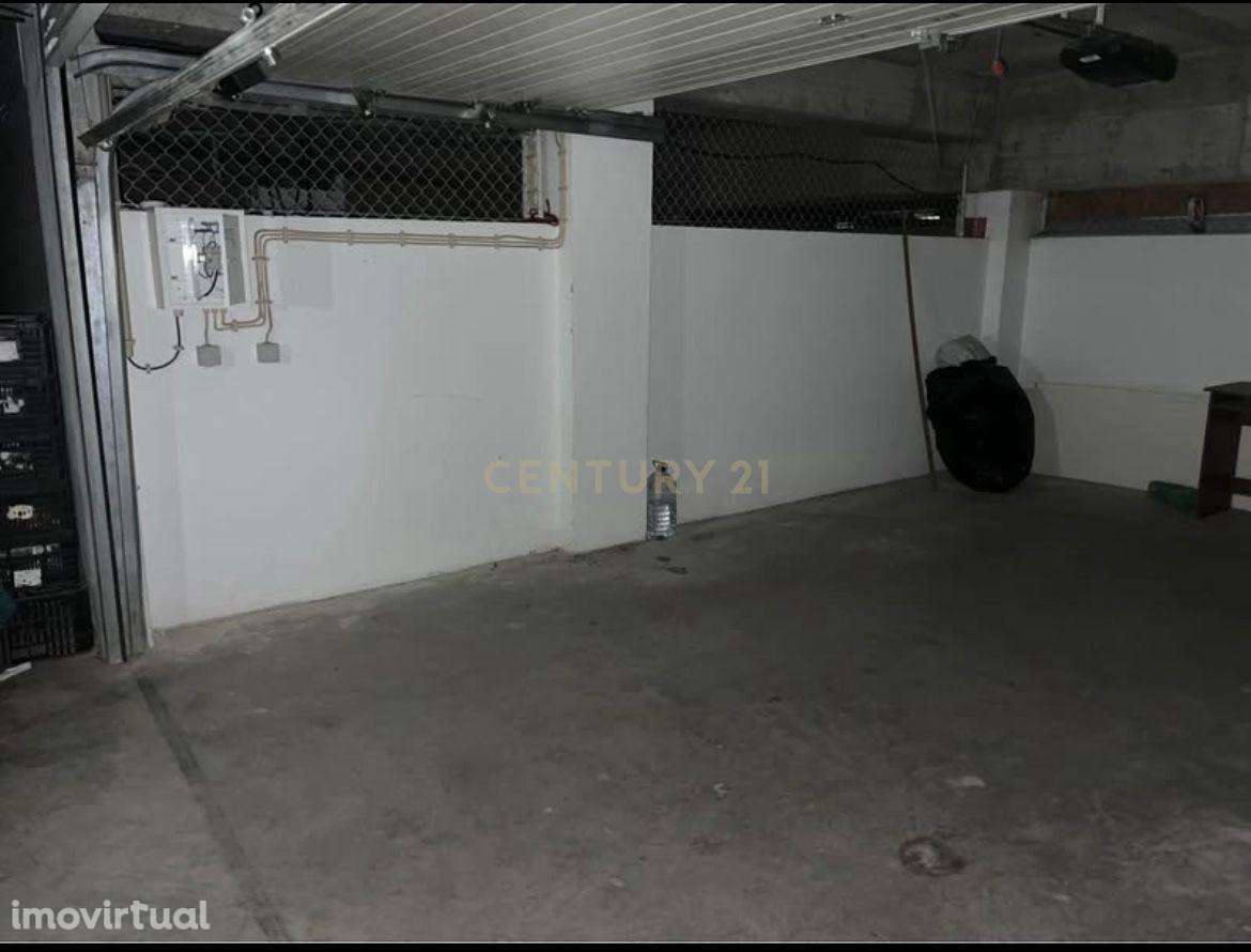 NÃO PERCA ESTA GRANDE OPORTUNIDADE!  GARAGEM EM BOX DE GRANDES DIMENSÕ - Grande imagem: 2/6