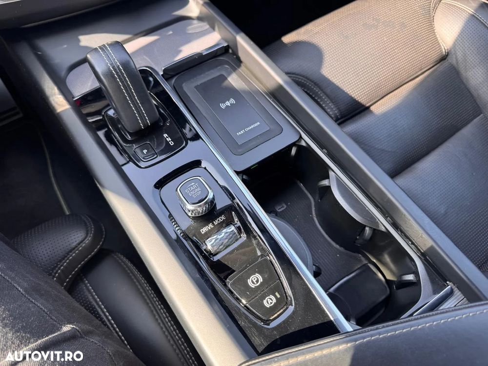 Volvo XC 60 B4 MHEV AWD R-Design - 14