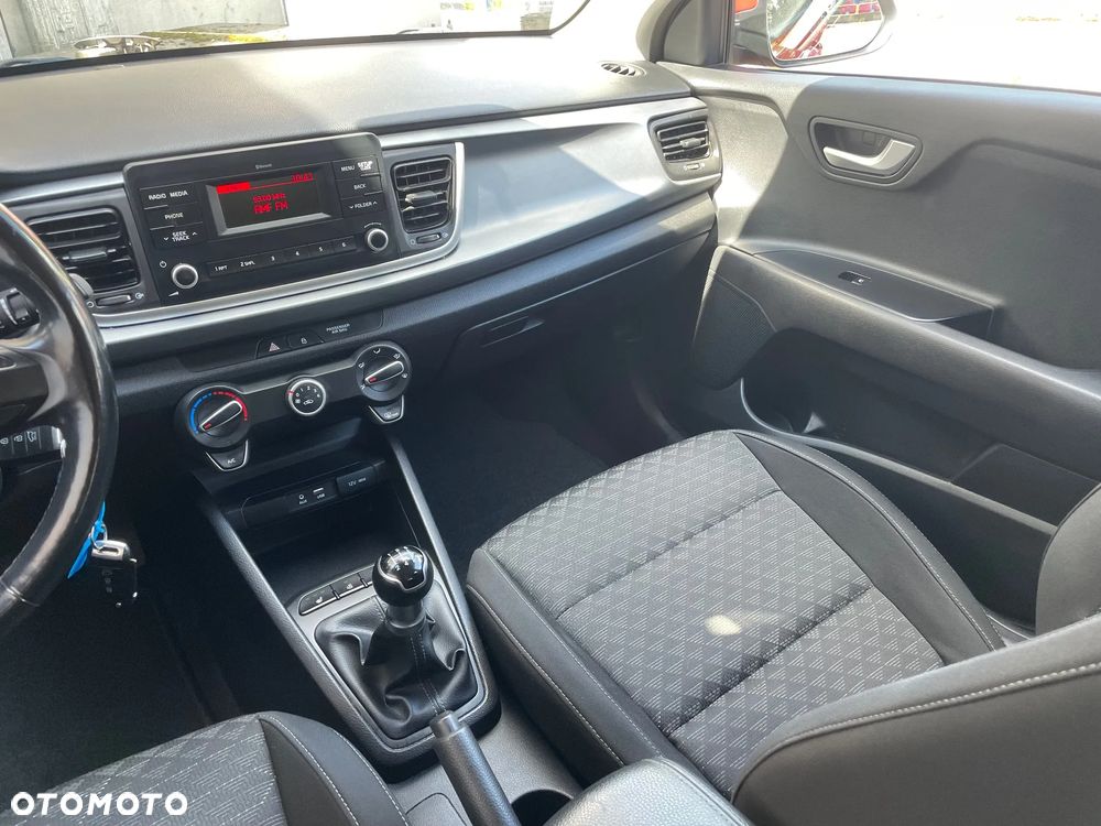 Kia Rio 1.2 L - 12