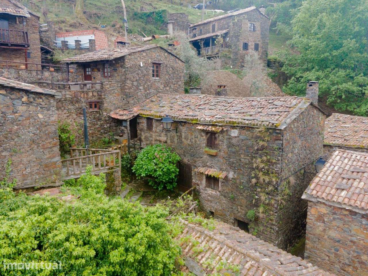 Excelente Prédio de Xisto no Centro da aldeia de Talasnal - Grande imagem: 2/38
