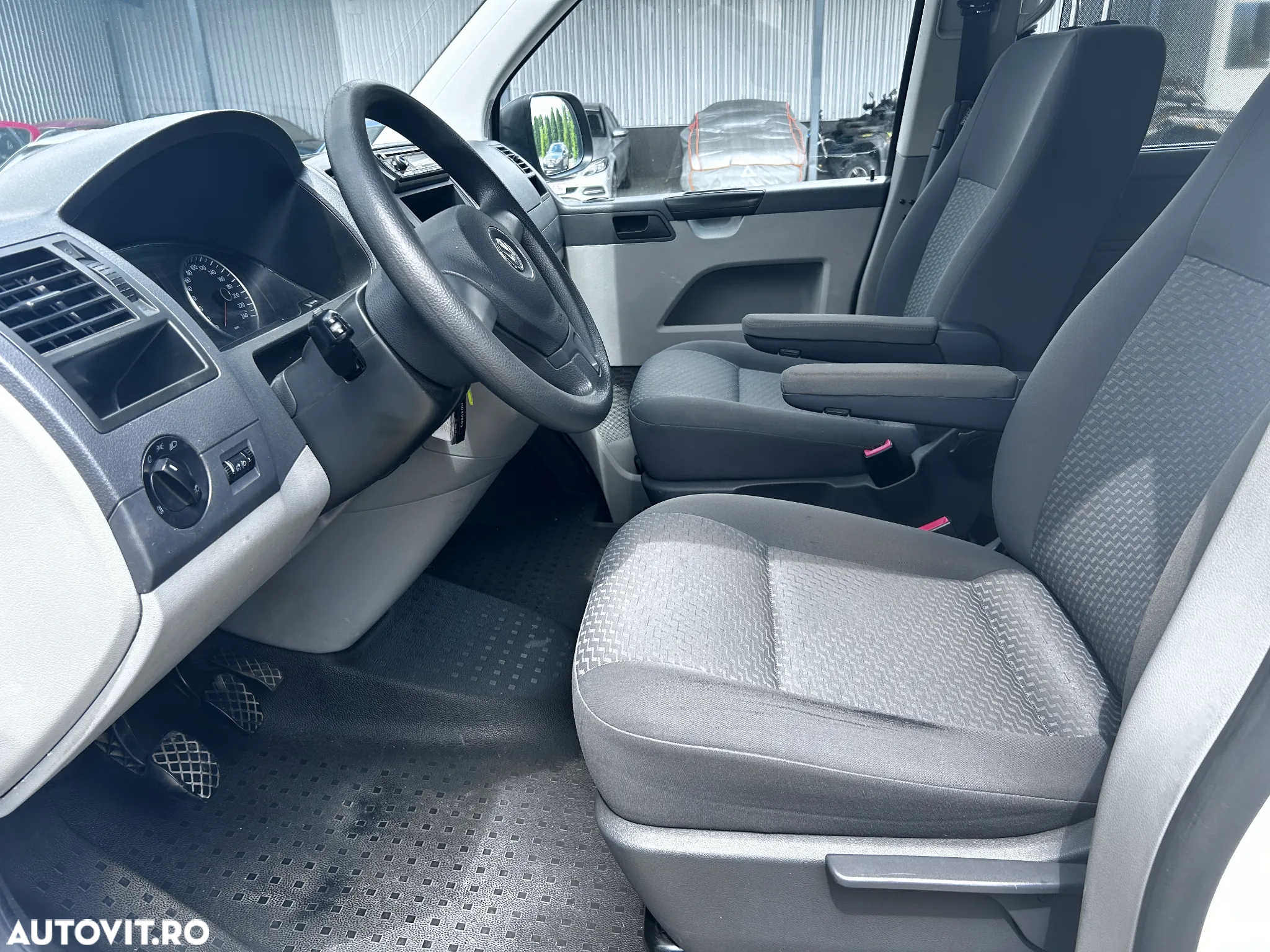 Volkswagen Caravelle - 5