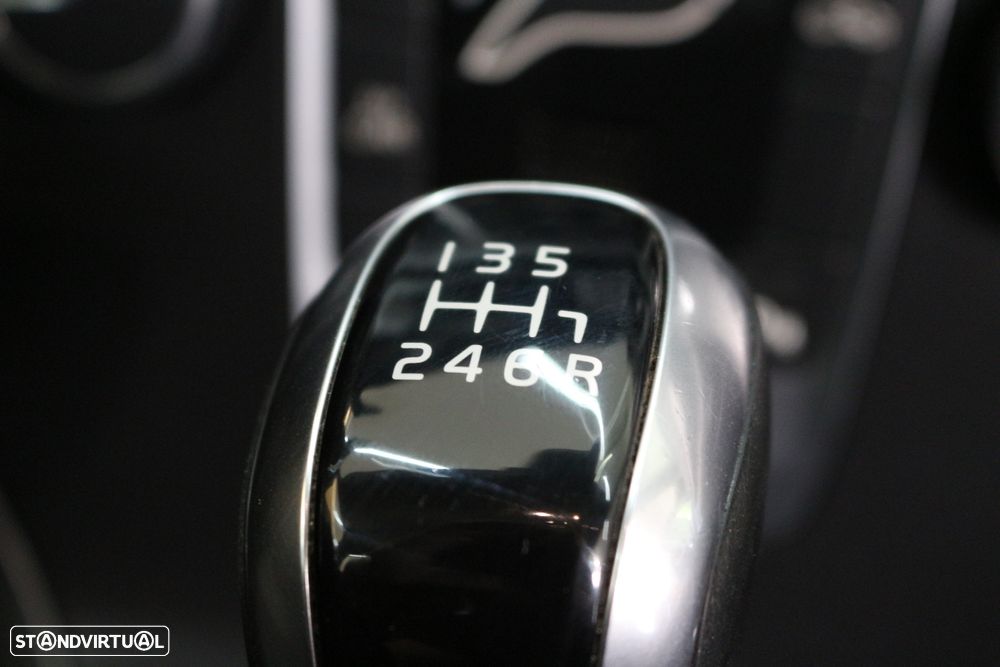 Volvo V40 2.0 D3 Momentum - 32