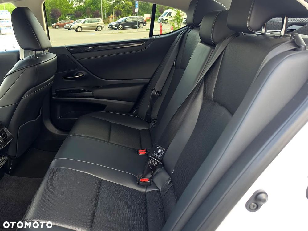 Lexus ES 300h Business Edition + - 24