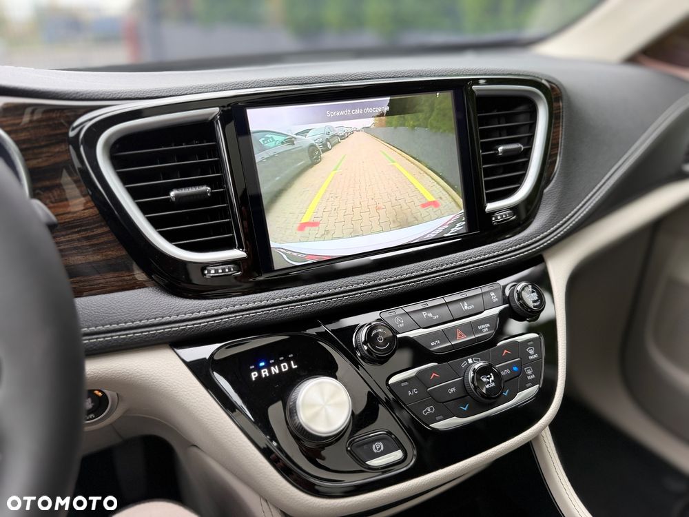 Chrysler Pacifica - 11