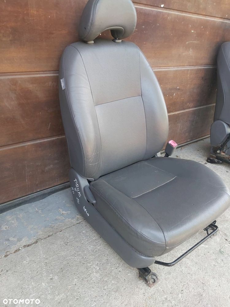 Toyota Prius II 1,5 XW20 fotel prawy przód pasażera skóra 03-09r - 2