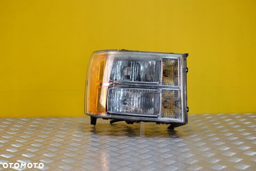 GMC SIERRA 1500 2007- REFLEKTOR LAMPA ZWYKŁA R USA - 1