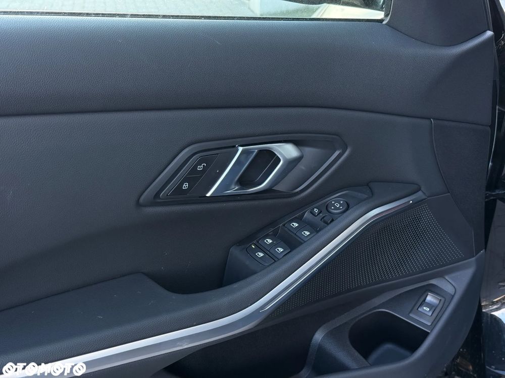 BMW Seria 3 318i M Sport - 23
