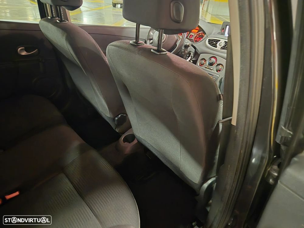 Renault Clio 1.2 16V Dynamique S - 24