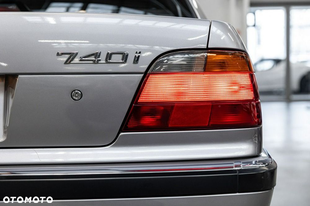 BMW Seria 7 740i V8 - 25