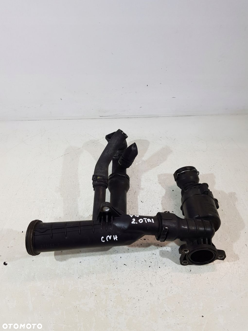 OBUDOWA TERMOSTATU KRÓCIEC 04L121111H VW AUDI A6 A4 2.0 TDI - 2
