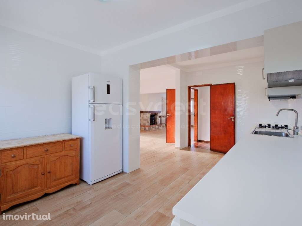 Moradia T3 renovada e equipada, com garagem em São Domingos Rana - Grande imagem: 4/50