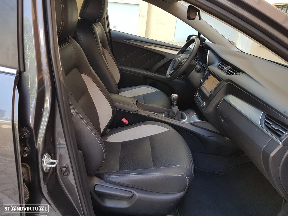 Toyota Avensis Touring Sports 2.0 D-4D Exclusive - 33